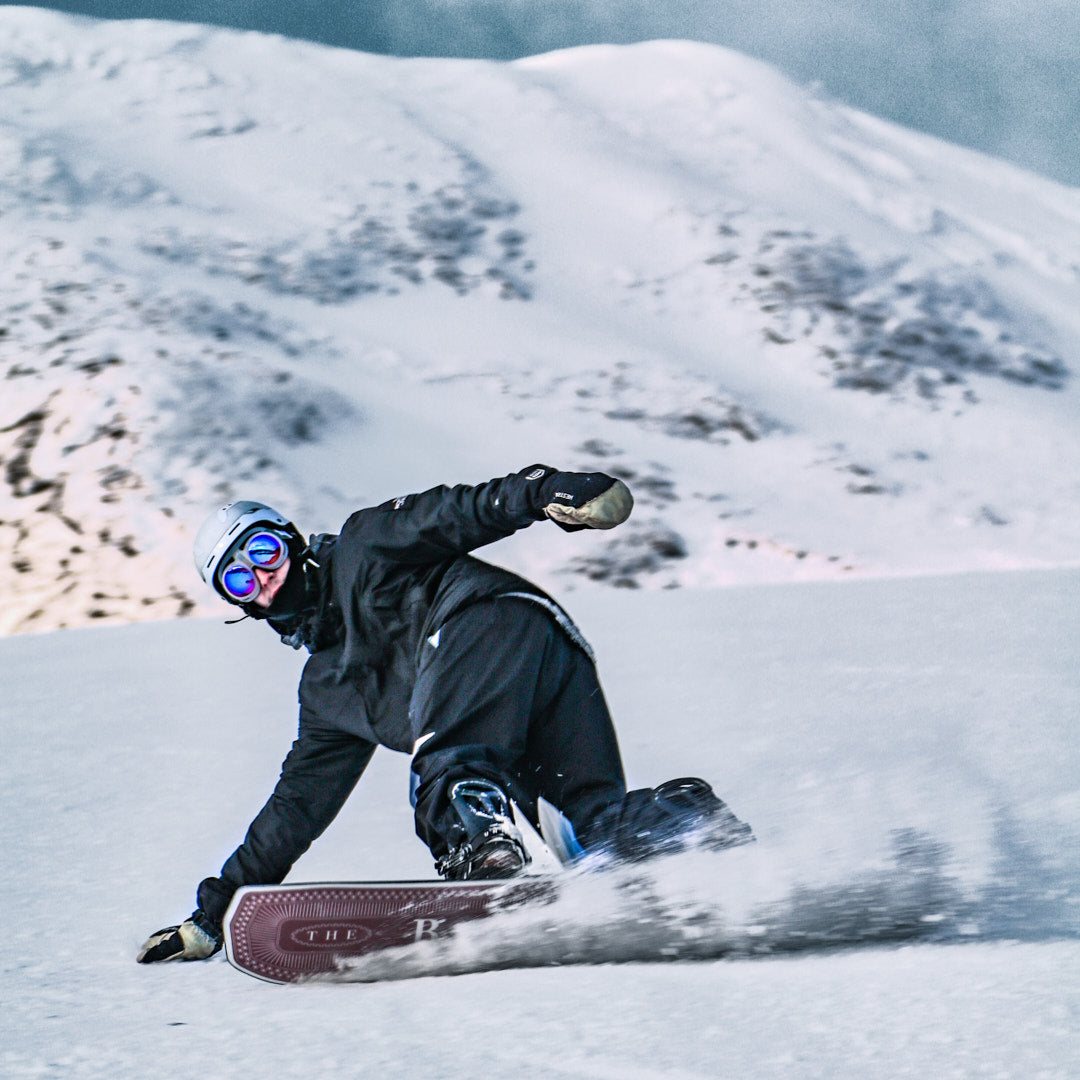 Man snowboarding in Kittlefjäll, Sweden. Wearing Fluga Sports Snowboarding gogles.